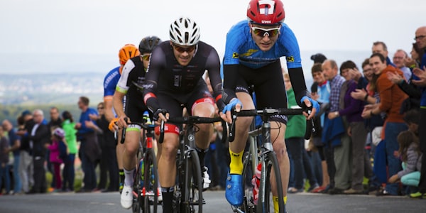 云端观赛栏目展示多屏幕体育直播画面